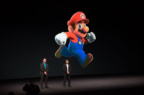 '슈퍼마리오 런' 모바일 버전 출시  샌프란시스코 빌 그레이엄 시빅 오디토리엄에서 열린 애플의 특별행사에서 닌텐도의 미야모토 시게루 대표가 슈퍼마리오 런을 앱스토어에 무료로 공개하겠다."고 말했다.